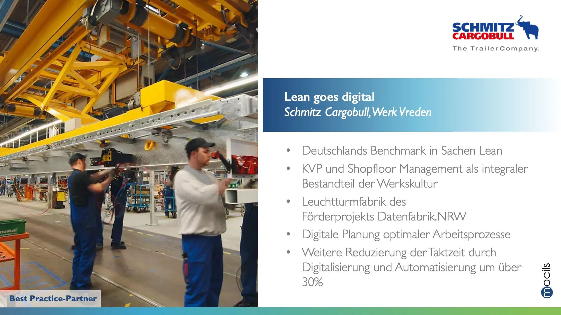 Schmitz Cargobull Produktionshalle mit Mitarbeitenden an Montagelinie und digital unterstützter Fertigung